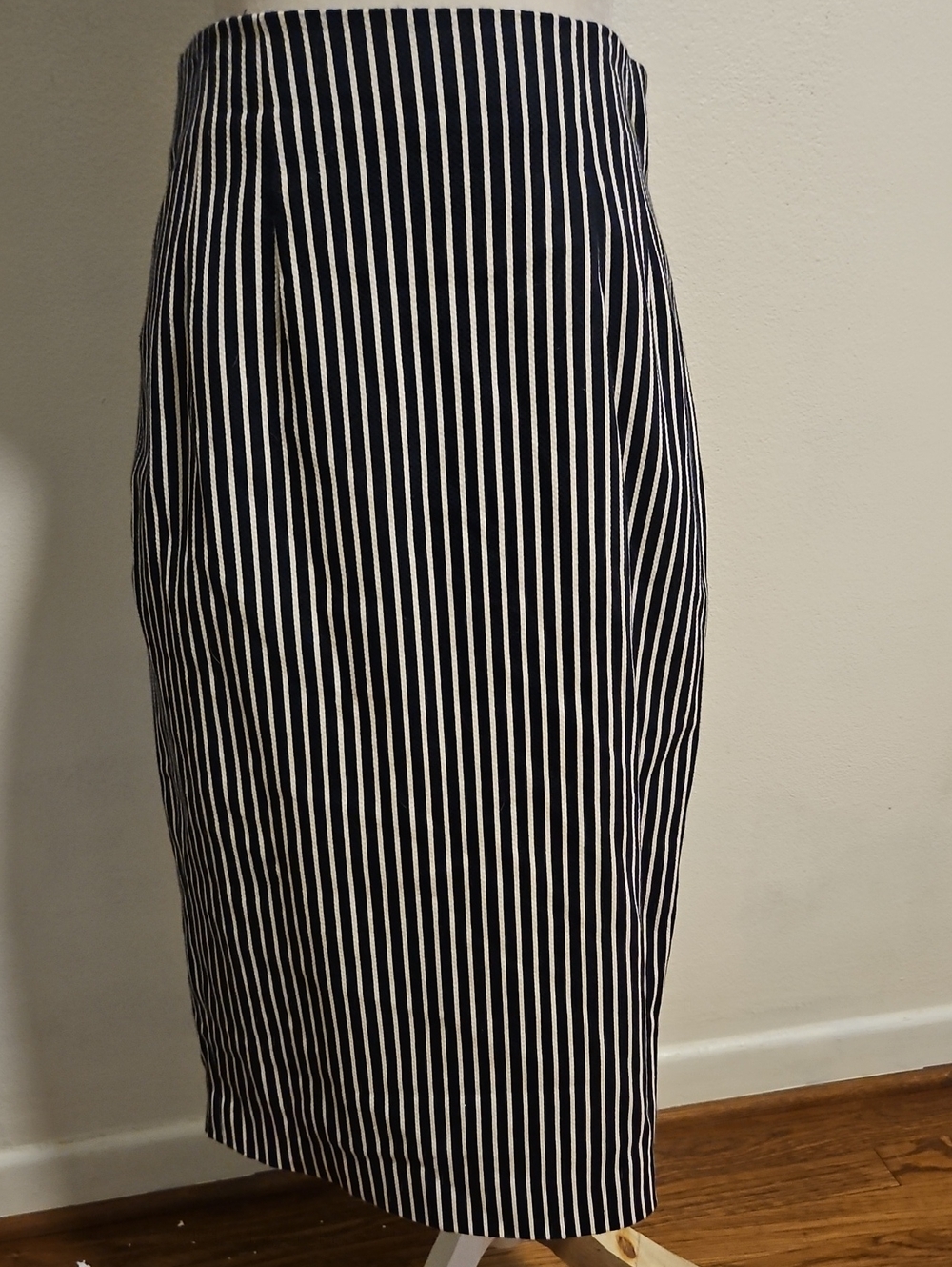Teri Jon Navy and White Vertical Stripe Pencil Skirt Size 6